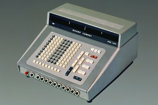 電卓戦争でライバルだったシャープが、1964年に発売したオールトランジスタ電卓「コンペット」は、桁ごとに数字が並ぶ「フルキー方式」 写真:時事/シャープ提供