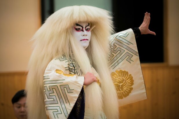 Takanosuke practica su papel en la obra Shakkyō en el teatro Kabukiza de Tokio, antes de presentarla en su función de París. (Fotografía de Matsuda Tadao)