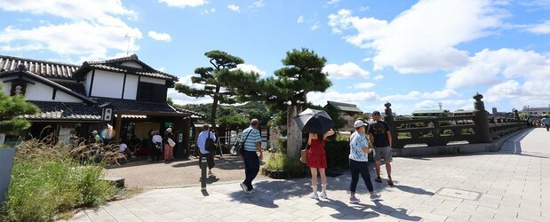 宇治橋のたもとで平安時代から営業している、現存する最古の茶屋「通圓」(藤原智幸撮影)