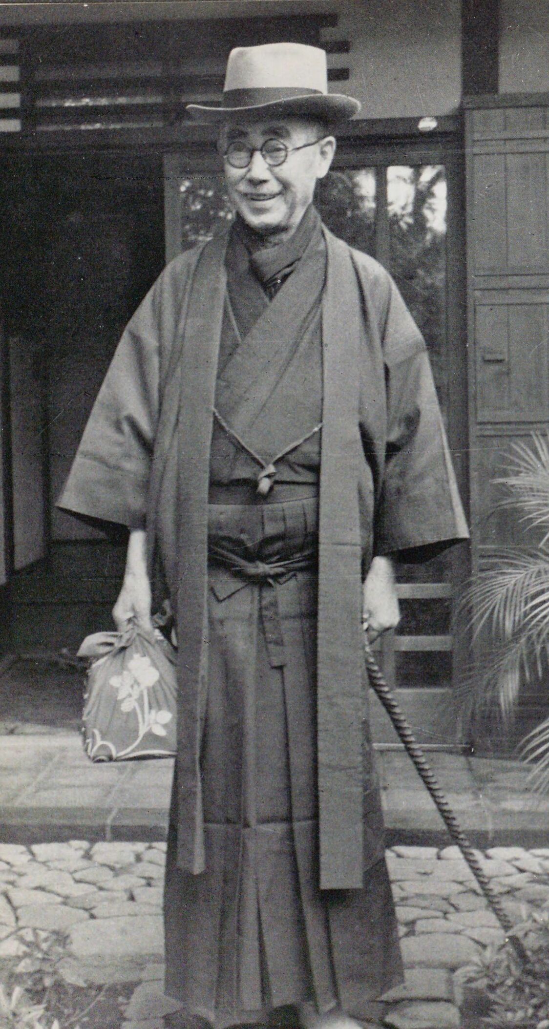 Yanagita Kunio en octubre de 1956 ante su casa de Seijō (Setagaya-ku, Tokio). (Colección de la Biblioteca Nacional de la Dieta)
