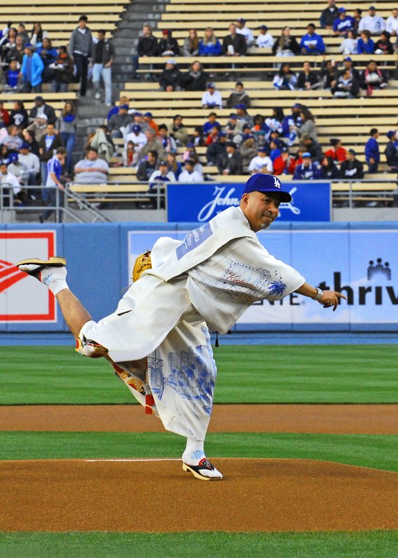 2009年アメリカ大リーグドジャースタジアムで始球式を務める