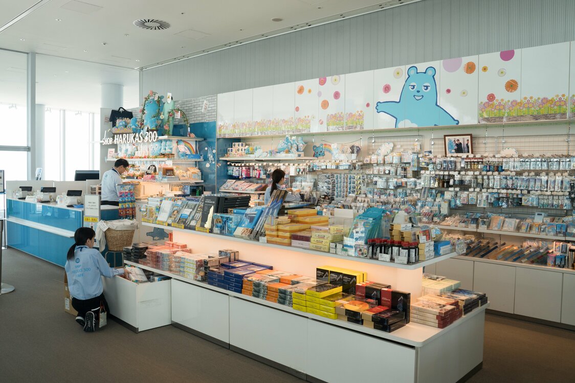 59階は下り用エレベーター乗り場と売店。人気の公式キャラクター「あべのべあ」グッズなど、オリジナル商品の土産物が購入できる
