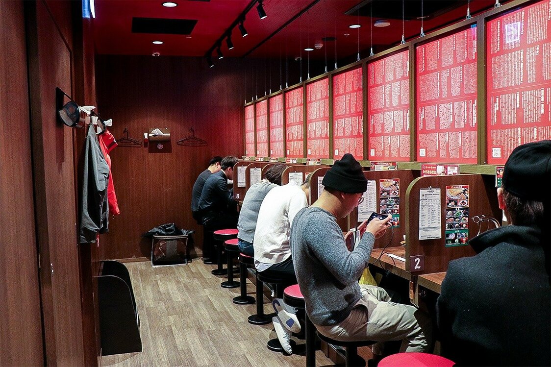 一蘭独特な「味集中カウンター」は、オープン当初、台湾人の間で珍しがられたという（筆者撮影）