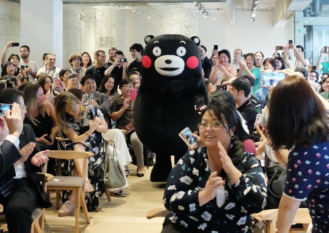 ブラジル・サンパウロの「ジャパン・ハウス」で開かれたイベントで、南米デビューを果たしたくまモン＝2018年11月4日（時事）