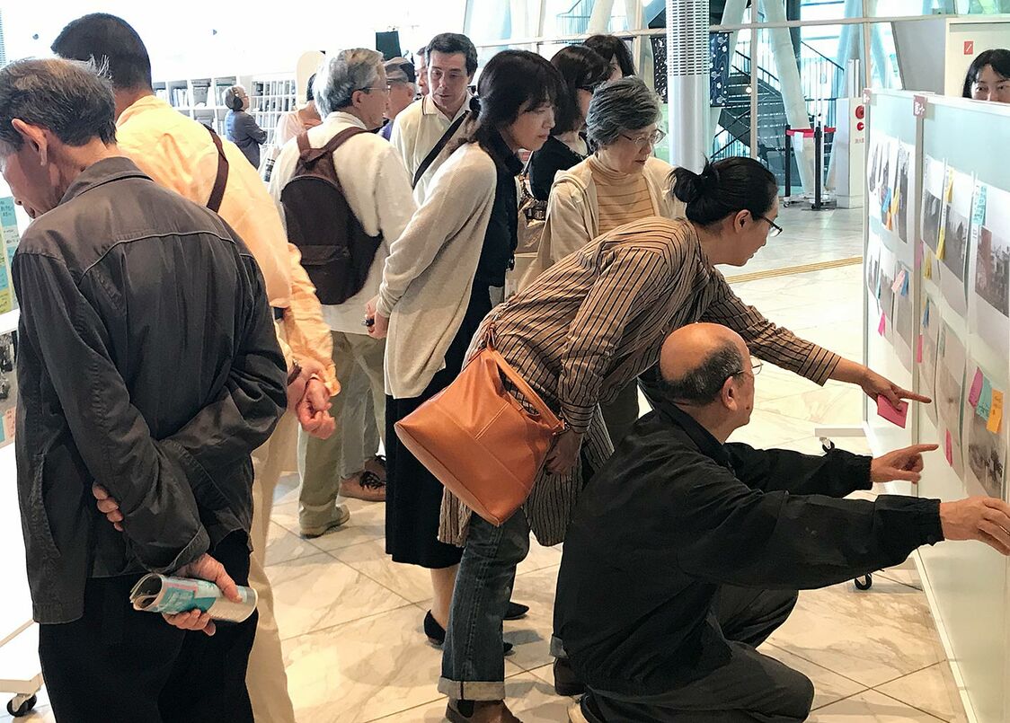 せんだいメディアテークで毎年開催される「どこコレ？」。コロナ前は大勢の来場者でにぎわった（写真提供：NPO法人20世紀アーカイブ仙台）