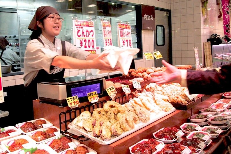 刚出锅的热菜（炸猪排、炸肉饼、天妇罗、汉堡牛肉饼等）