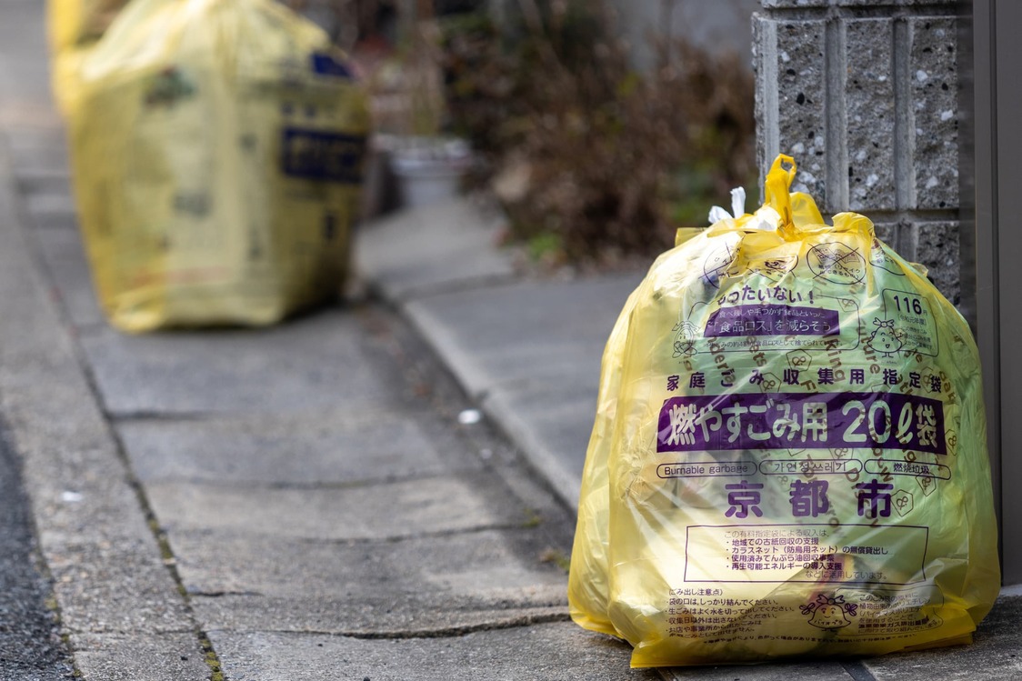 有料の専用ごみ袋で出された京都市の家庭ごみ（PIXTA）