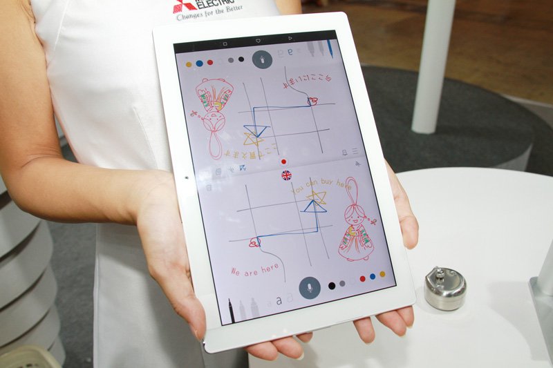 Mitsubishi Electric’s user interface for voice-activated drawing. Users can display their spoken words on a tablet or smartphone by dragging their finger across the screen while speaking. A multilingual translation function can be added to the UI to display text in another language.