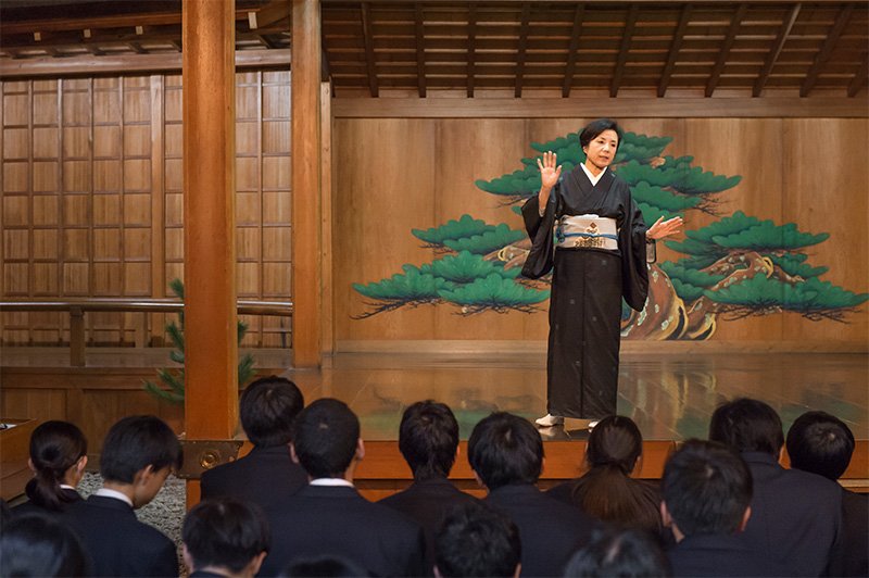修学旅行生に能についてレクチャーする河村純子さん