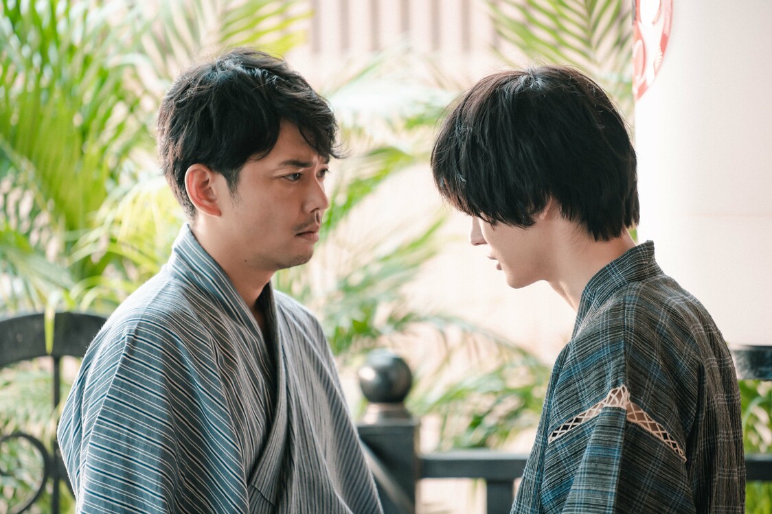 純は既婚の誠（今井翼、左）と親密な関係にあった