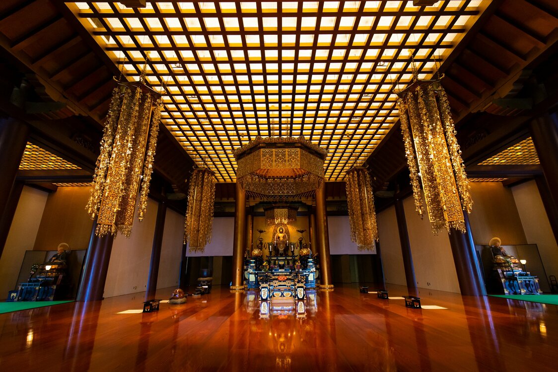 El interior del pabellón principal también es imponente. A los lados de la estatua de Amitabha, a quien está consagrado este pabellón, están los grandes maestros Hōnen y Zendō (izquierda y derecha, respectivamente).