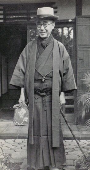 Yanagita Kunio en octubre de 1956 ante su casa de Seijō (Setagaya-ku, Tokio). (Colección de la Biblioteca Nacional de la Dieta)
