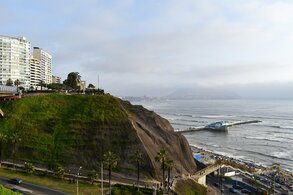 ペルーのコスタ・ベルデ(緑の海岸線)には太平洋の波が押し寄せる=12月3日、リマ市