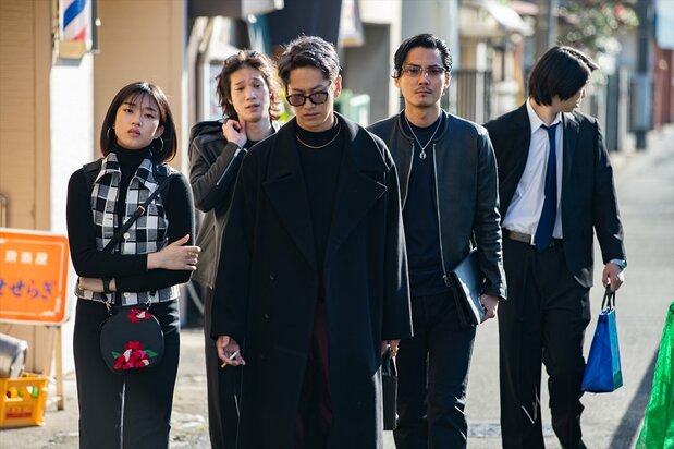 美崎(永山絢斗、中央)が仕切る地元の不良グループ ©2022「冬薔薇(ふゆそうび)」FILM PARTNERS