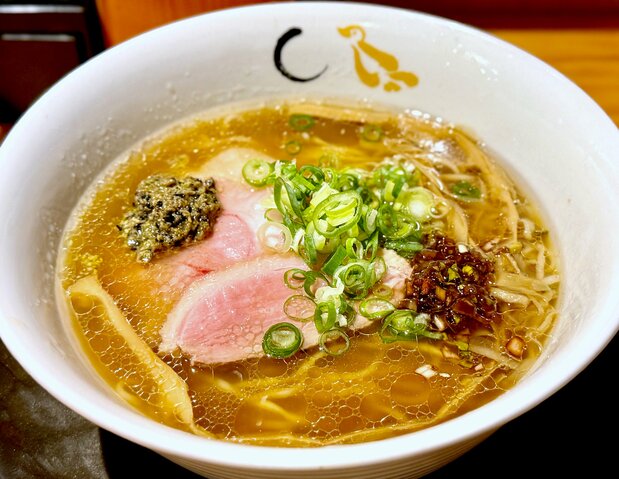 A bowl of soy sauce ramen at Konjiki Hototogisu is priced at ¥1,300. (© Yamakawa Daisuke)