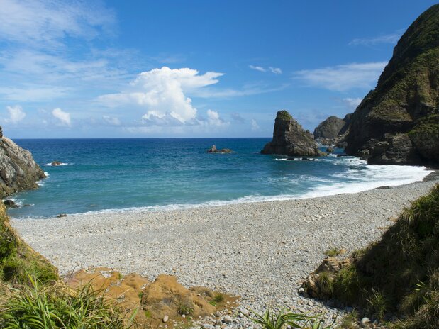 Esta playa está cubierta de piedras redondas pulidas por el fuerte oleaje.