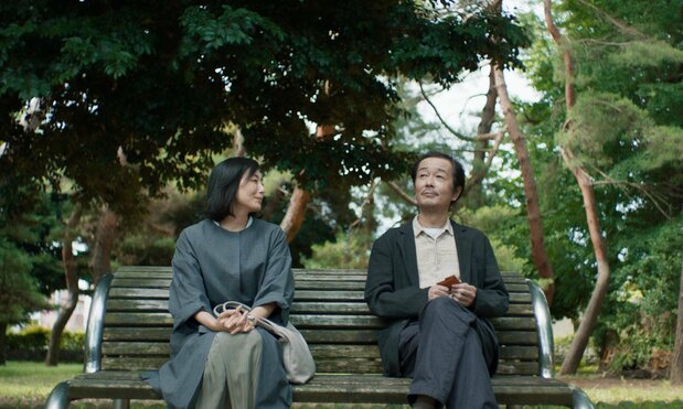 在りし日の妻・明子（左）を演じる木村多江　© 2023 Magnolia Mae/ Office Shirous