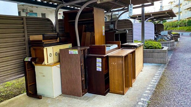 被扔掉的家具