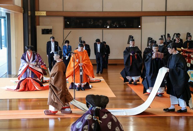 「即位礼正殿の儀」を終え、退出される天皇陛下=皇居・宮殿「松の間」(時事)