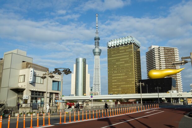 浅草駅近くから吾妻橋越しに眺めるスカイツリー。ビールジョッキをイメージしたアサヒビール本社、金色のオブジェと並ぶ姿は、もはや浅草を代表する景色の一つとなっている
