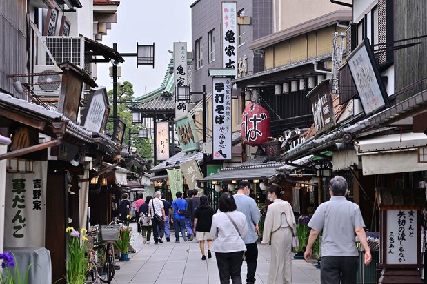 柴又帝釈天参道は現在も人気スポットで、平日の昼間でもにぎわっていた。奥に見える大きな屋根が帝釈堂前の二天門