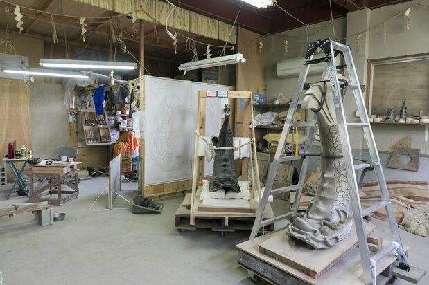 Near right: a shachihoko sculpture prior to firing. Center: a Kumamoto Castle shachihoko sculpture currently on loan from the Kumamoto City Museum, and reputed to have been manufactured during the Edo period (1603–1868). (© Odasaki Tomohiro; all rights reserved)