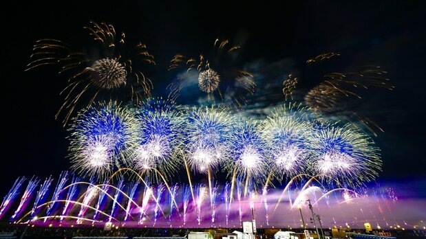 Des artistes pyrotechniciens peignant le ciel nocturne à Ômagari. (© Pixta)