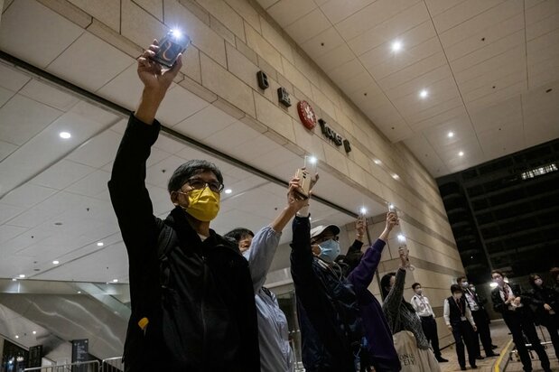 2021年3月5日、香港の西九龍法院(裁判所)で。国安法違反で逮捕された民主活動家に対し、多くの市民が連帯の声をあげた(Credit Image: © Isaac Wong/SOPA Images via ZUMA Wire/共同)