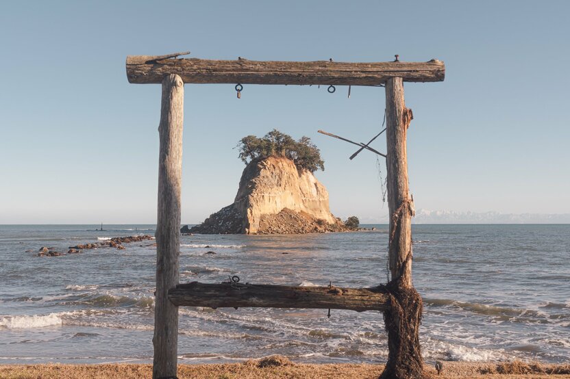 L’île de Mitsuke-jima, dans la commune de Suzu, dont la pointe ressemblait à la proue d’un grand cuirassé, s’est en partie effondrée à la suite du tremblement de terre et du tsunami. Mais ce lieu est toujours bien présent et reste un symbole pour les habitants de Noto. (Commune de Suzu, le 17 janvier 2024)