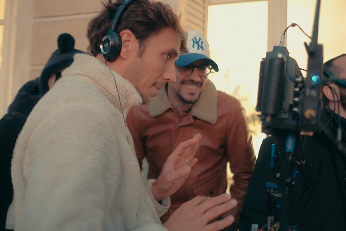 撮影現場のルーベン・アウヴェス監督。中央奥は映画監督で本作のプロデューサーを務めた盟友・ユーゴ・ジェラン　©2020 ZAZI FILMS ‒ CHAPKA FILMS ‒ FRANCE 2 CINEMA ‒ MARVELOUS PRODUCTIONS