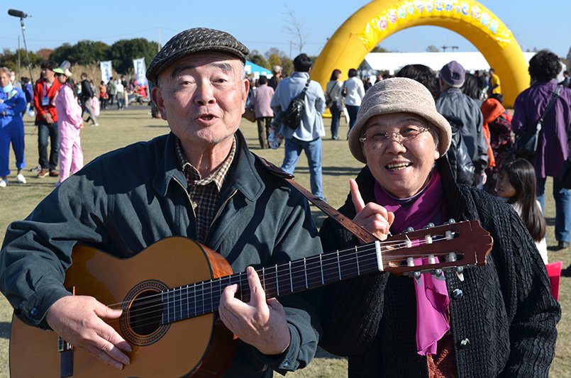地元羽生市を愛するユニット「永さん・岩さん」（合計150歳）。オリジナルソング「羽生よいとこ」を熱唱