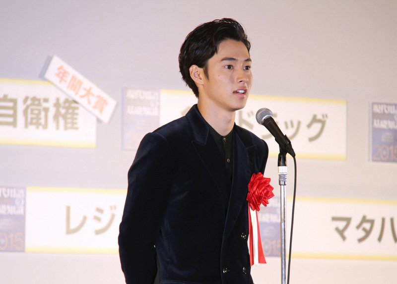 Yamazaki Kento reçoit le prix pour « Kabe don ». Dans l’adaptation du manga L♥DK (Love dôkyo, « L-DK, un amour de colocation »), l’acteur place son bras contre le mur pour approcher et séduire la jeune fille.