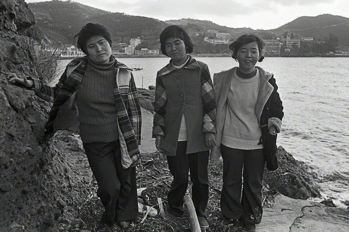 Trois amies d’enfance, lors d’un pique-nique à Yunoko, dans la ville de Minamata. Ces jeunes filles ont toutes été affectées par la pollution au mercure. (De gauche à droite) Kagata Kiyoko, 19 ans, Sakamoto Shinobu, 16 ans et Maeda Emiko, 19 ans. (Photo prise en 1972)
