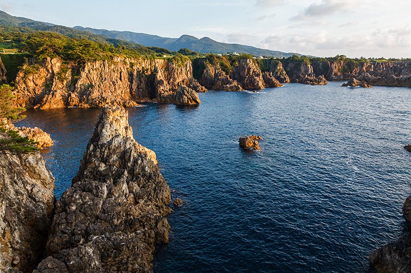 Rocas de formas impensadas y otras raras formaciones jalonan la costa de Senkakuwan, uno de los muchos puntos de atracción turística de Sado.