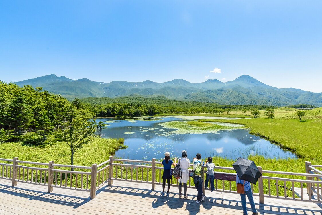 一湖の湖面に知床連山が写りこむ