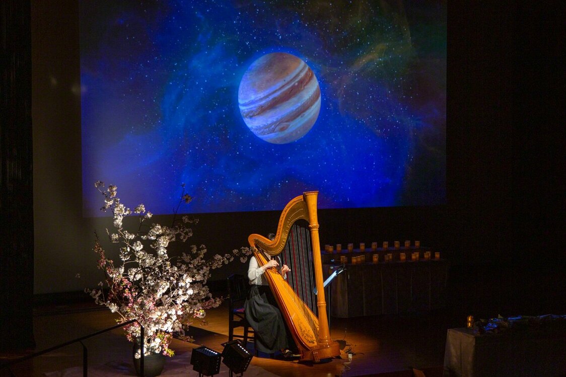 En la ceremonia conmemorativa de los entierros entre cerezos, se interpretó con arpa la pieza Júpiter, de Los planetas de Holst.