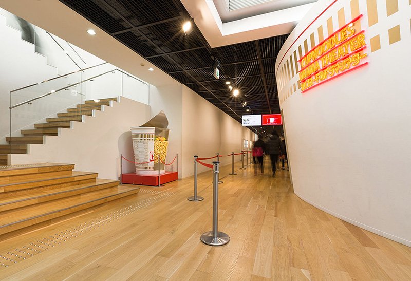 El teatro ubicado tras la pared curvada de la derecha muestra una película animada sobre el nacimiento de los Cup Noodles. Hay guías de audio en inglés y chino.