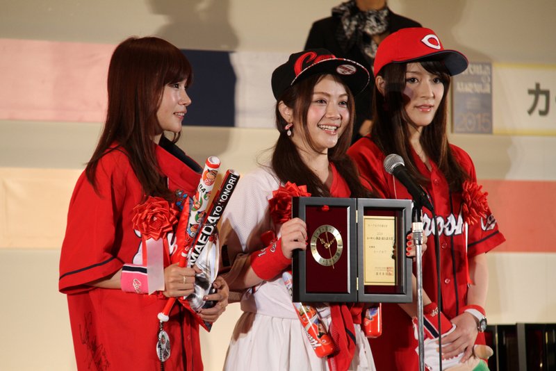 From left: Kāpu joshi Furuta Chisako, Ōi Chihoko, and Amano Megumi accept the award for the “Carp girls” term.
