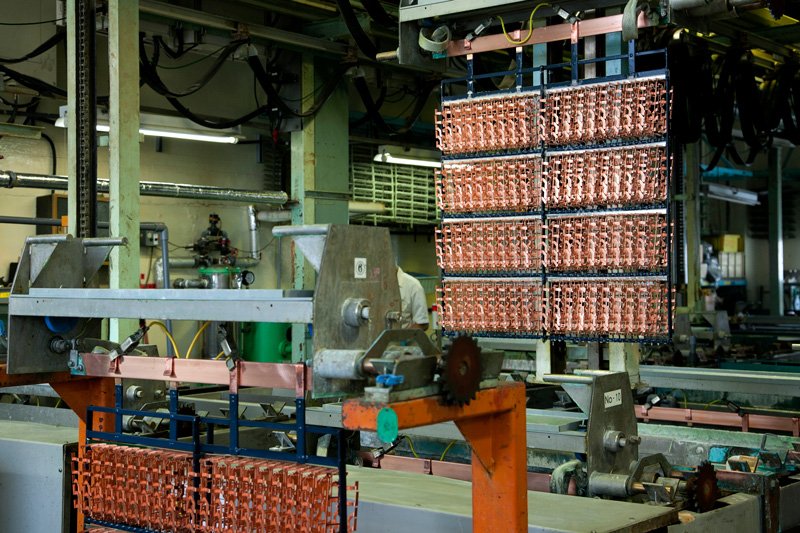 Los componentes que necesitan recubrirse se colocan alineados para procesarlos automáticamente en lotes.