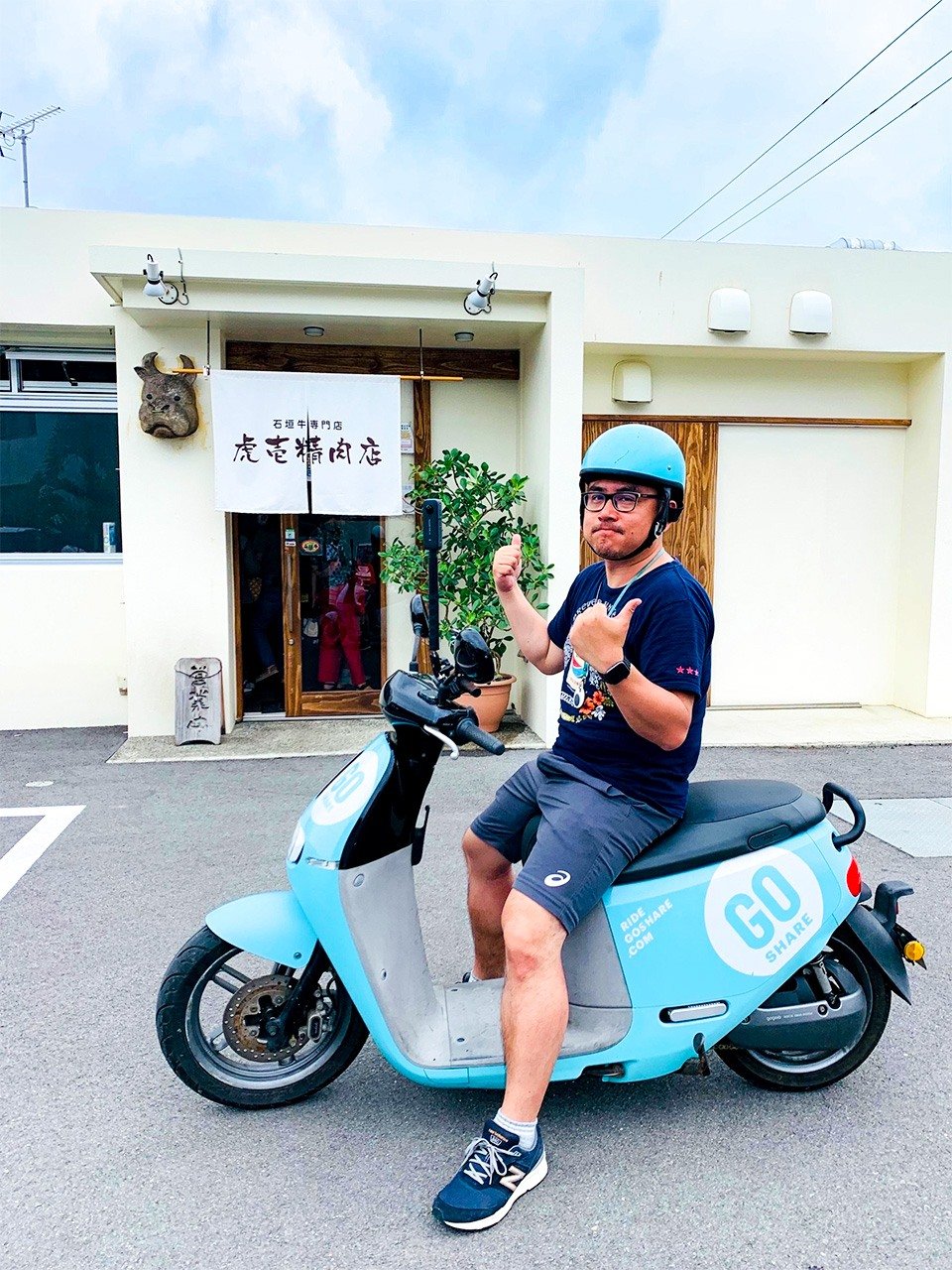 在石垣島上騎上台灣電動車「Go Share」的筆者