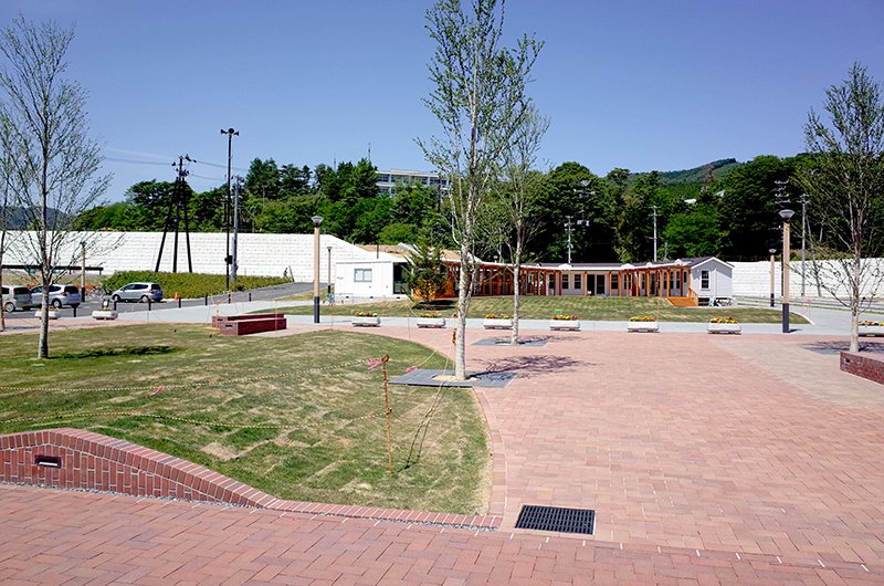 駅前広場の周囲は、まだ建物はまばらだ。奥に「フューチャーセンター」が見える。