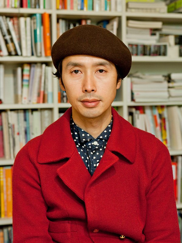 Aono KenichiNacido en Tokio en 1968, es director creativo para BEAMS, que cuenta con 100 boutiques en Japón y el extranjero. Es también director de BEAMS RECORDS, pinchadiscos y columnista. En 2010 publicó sus obras en Meikyū yuki (Hacia el laberinto; Tennen Bunko/BCCKS), . http://www.beams.co.jp/