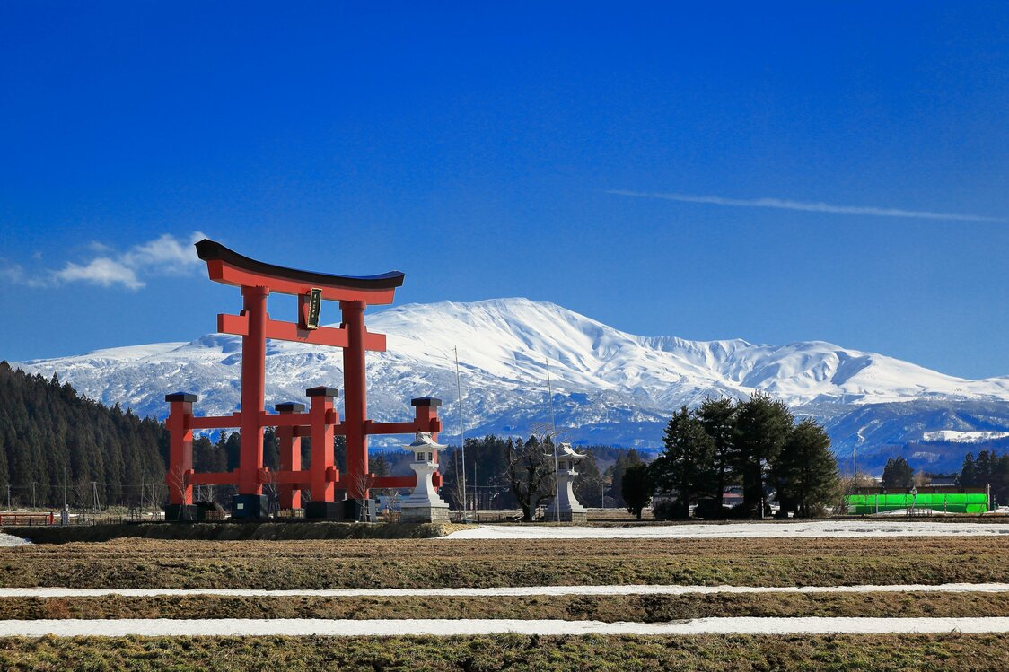 羽黒山の大鳥居越しに月山を望む　写真：PIXTA