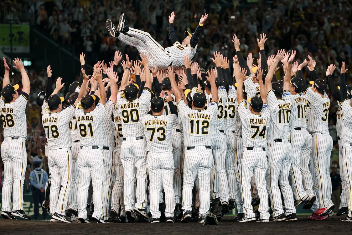 18年ぶりのリーグ優勝を決め、胴上げされる阪神の岡田彰布監督＝9月14日、甲子園（時事）