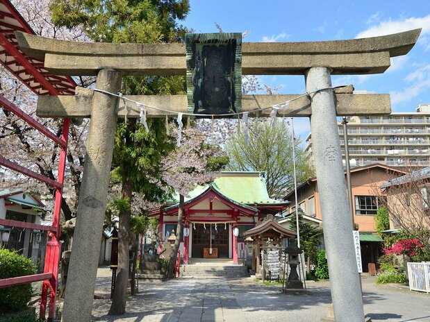 富賀岡八幡宮の境内。社殿は戦後に再建したが、鳥居は名所江戸百景の5年後（1861年）に奉納されたものが残っているようだ