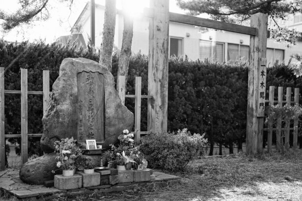 土方歳三最期の地、一本木関門には献花が絶えない(2018)