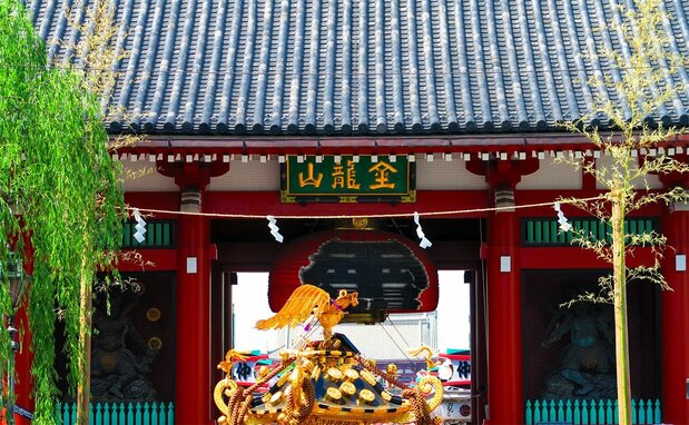 During the Sanja Matsuri, the Kaminarimon’s paper lantern is folded up to allow the portable shrine to pass through. (© Pixta)