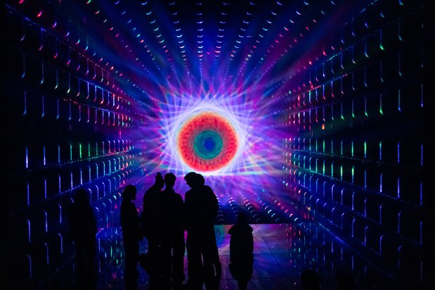 色を変え動き続ける光の彫刻を鑑賞する「Light Sculpture - Flow」