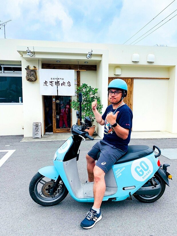 在石垣島上騎上台灣電動車「Go Share」的筆者
