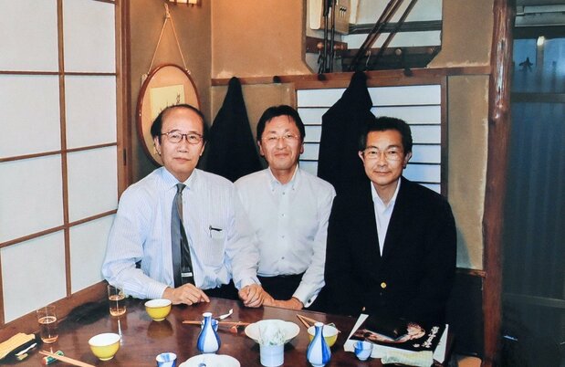 陶艺家第七代加藤幸兵卫（左，2015年9月16日，作者提供）